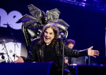Cortejo fúnebre de Ozzy Osbourne junta centenas de fãs ao som de hits
