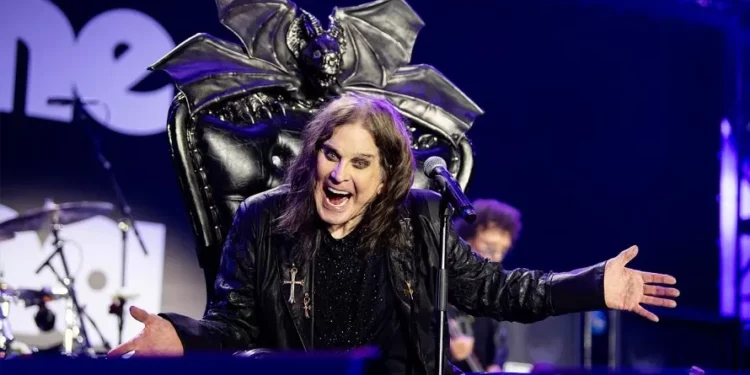 Cortejo fúnebre de Ozzy Osbourne junta centenas de fãs ao som de hits