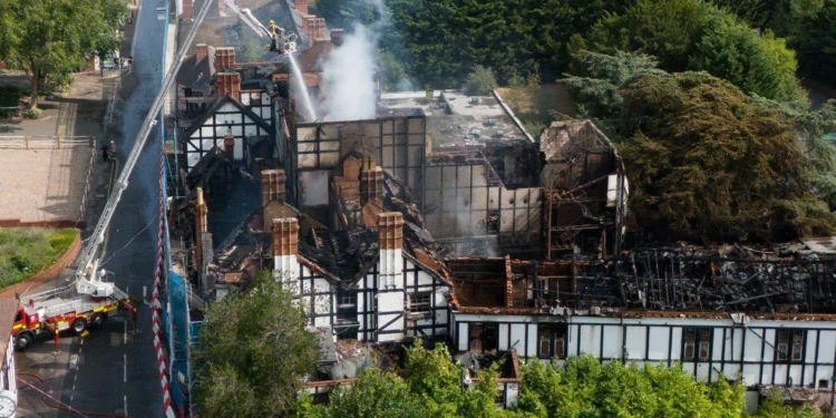 Chamas destroem hotel histórico em Inglaterra. Adolescentes detidas