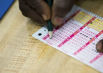 Ia a caminho do trabalho quando decorou matrícula: Ganhou 200 mil dólares