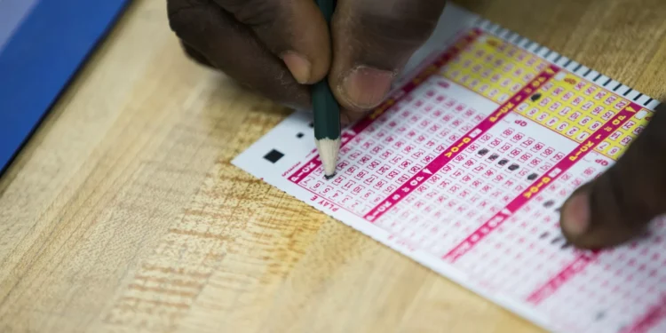 Ia a caminho do trabalho quando decorou matrícula: Ganhou 200 mil dólares