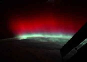 Aurora vermelha ilumina a Terra em registro inédito de astronauta da Nasa