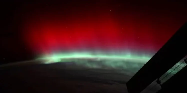 Aurora vermelha ilumina a Terra em registro inédito de astronauta da Nasa