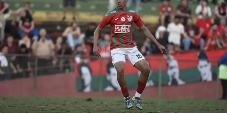 Portuguesa anuncia renovação do volante Rômulo, destaque do sub-20