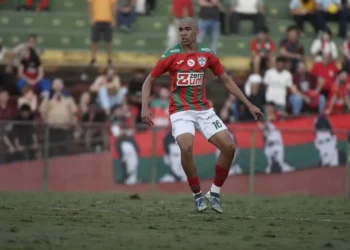 Portuguesa anuncia renovação do volante Rômulo, destaque do sub-20