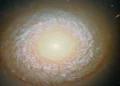 Nem espiral, nem elíptica: conheça a galáxia “híbrida” que intriga astrônomos