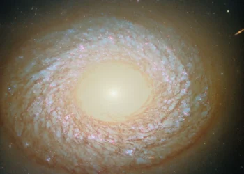 Nem espiral, nem elíptica: conheça a galáxia “híbrida” que intriga astrônomos