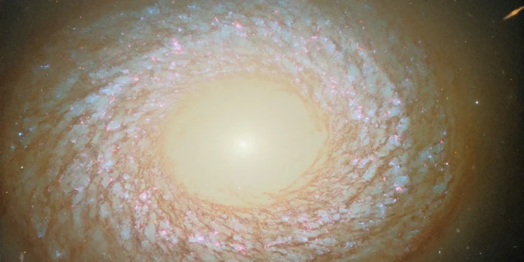 Nem espiral, nem elíptica: conheça a galáxia “híbrida” que intriga astrônomos