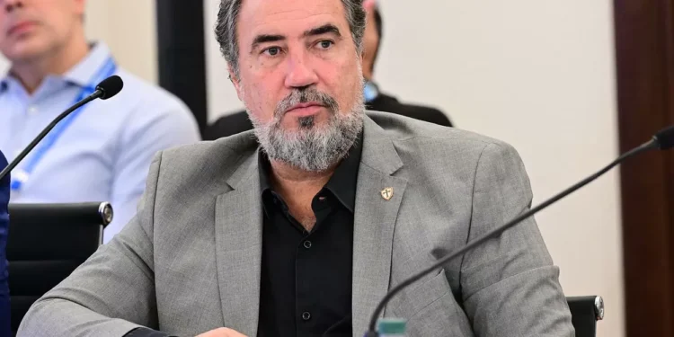 Blogueiro é obrigado a se retratar com Castanheira após decisão judicial