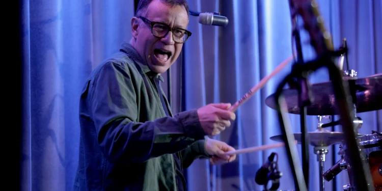 O bizarro álbum de sons de Fred Armisen, Tio Chico de ‘Wandinha’