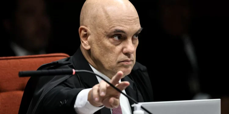 Moraes pede que defesa de Collor explique desligamento de tornozeleira