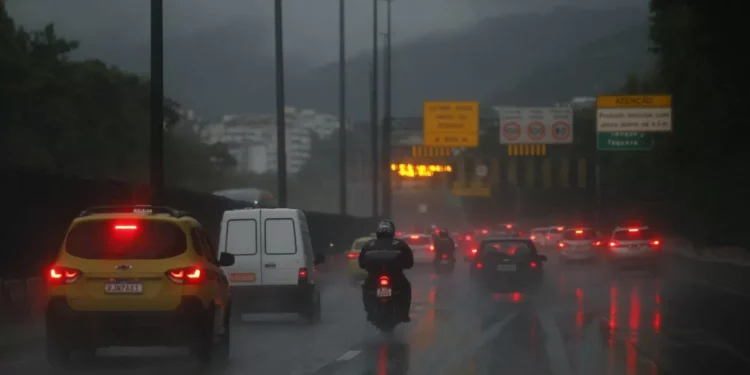 Rio tem alerta de chuva, ventos e ressaca do mar nas próximas horas