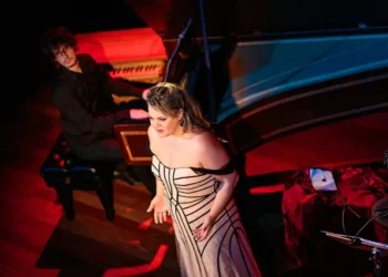 Soprano brasileira é condecorada por rei Charles III em Londres