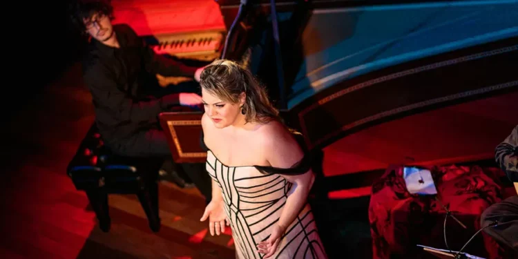 Soprano brasileira é condecorada por rei Charles III em Londres