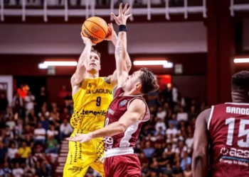 Huertas faz nove pontos e Tenerife estreia com vitória na Champions