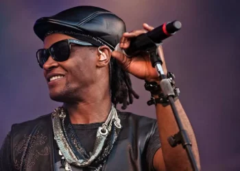 Toni Garrido muda música por considerar letra ‘hétero, machista’