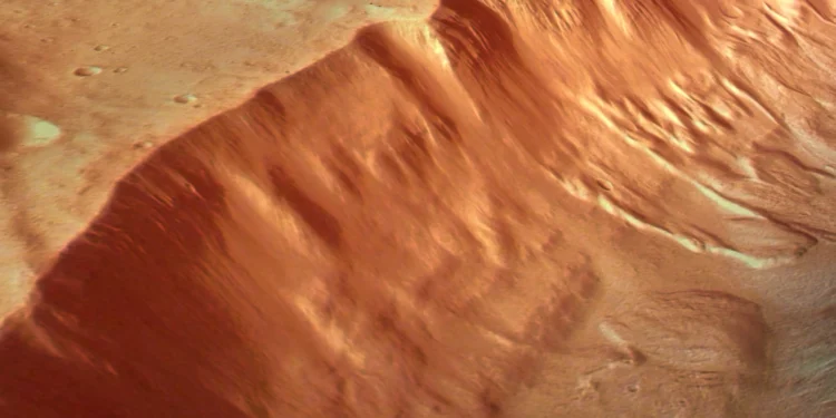 Sonda em Marte captura imagens inéditas de canais formados por água; confira vídeo