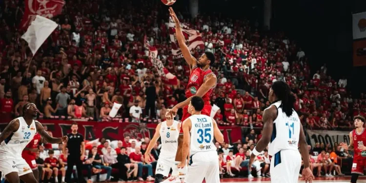 Euroliga 2025/26: Hapoel triunfa, Maccabi e Baskonia caem