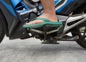 Pode dirigir descalço ou de chinelo? Entenda as regras para moto, carro e caminhão
