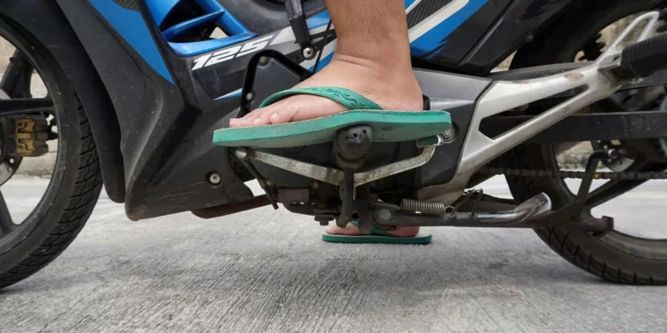 Pode dirigir descalço ou de chinelo? Entenda as regras para moto, carro e caminhão