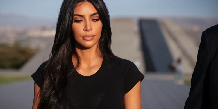 Kim Kardashian diz que ChatGPT é seu “amigo-inimigo” após falhas