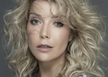 Luiza Possi se diz criticada por amigos após virar evangélica