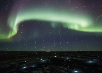 Explosão solar recorde lança partículas energéticas que podem atingir o solo terrestre