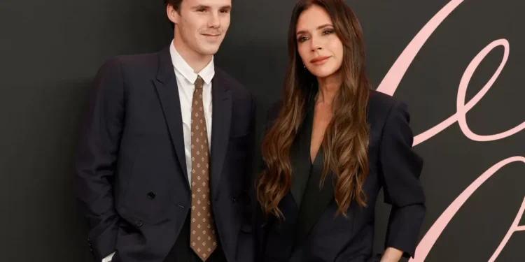Victoria Beckham canta sucesso das Spice Girls com filho caçula; assista