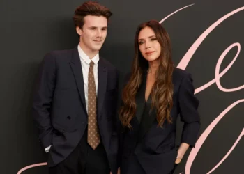 Victoria Beckham canta sucesso das Spice Girls com filho caçula; assista