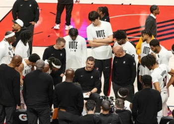 Portland, de Splitter, toma virada em casa para um desfalcado Lakers na NBA