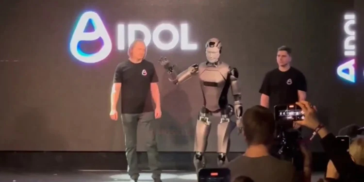 Assista: robô humanoide russo cai de cara no chão durante estreia