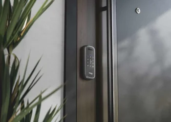 Intelbras lança fechadura inteligente com leitura da palma da mão