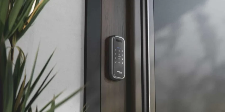 Intelbras lança fechadura inteligente com leitura da palma da mão