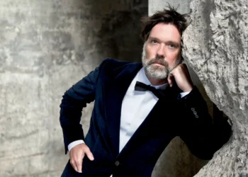 Rufus Wainwright revisita clássicos alemães em três línguas em novo disco