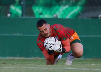 Goleiro da Lusa avalia pré-temporada e mira início do Paulistão