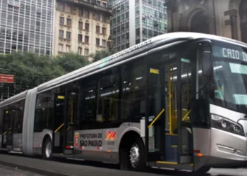 Sem receber 13º salário, motoristas de ônibus de SP entram em greve