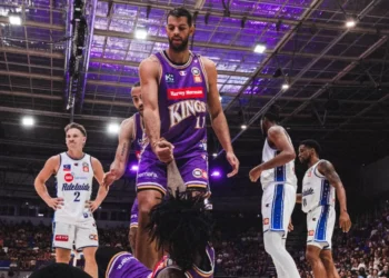 Tim Soares contribui com 11 pontos na vitória do Sydney sobre o Cairns Taipans