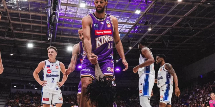Tim Soares contribui com 11 pontos na vitória do Sydney sobre o Cairns Taipans
