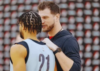 Portland de Tiago Splitter sofre virada e perde para os Clippers na NBA