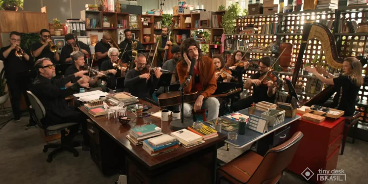 Tim Bernardes surpreende ao levar orquestra para o ‘Tiny Desk Brasil’