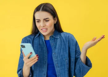 7 sinais de que o uso do celular já está afetando seu corpo (e você nem percebeu)