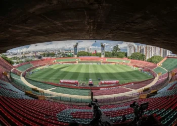 Bourgeois detalha entraves das obras do Canindé e confirma clássico contra o Palmeiras no estádio