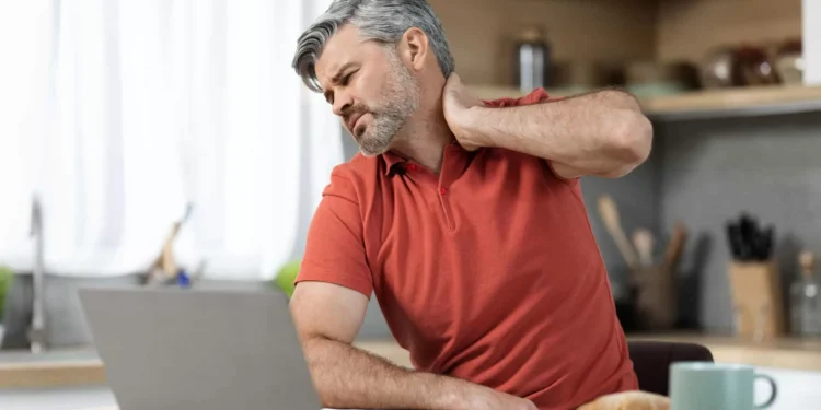 Como usar o celular e o notebook do jeito certo? Veja 5 dicas para melhorar sua postura