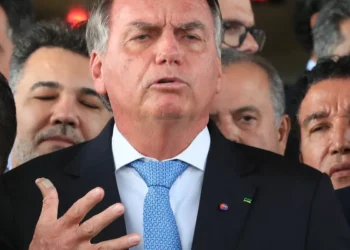 Termina cirurgia de Bolsonaro para bloquear nervo do diafragma