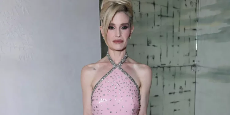 Kelly Osbourne rebate críticas ao próprio corpo em meio ao luto por Ozzy