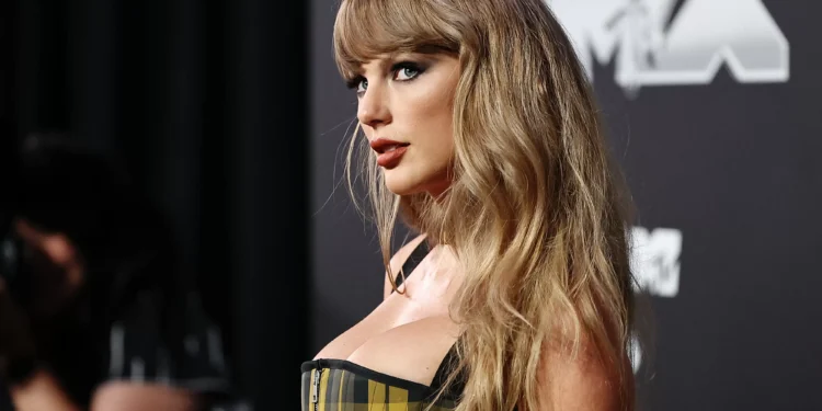 O artista latino que desbancou Taylor Swift do topo do Spotify