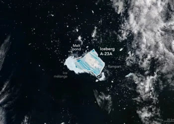 Foto mostra o maior iceberg do mundo prestes a colapsar