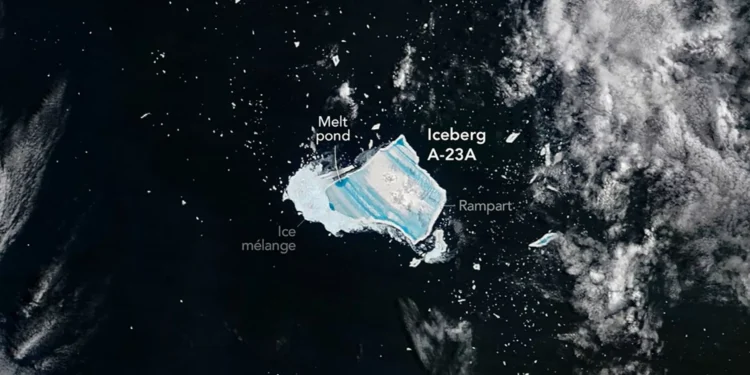 Foto mostra o maior iceberg do mundo prestes a colapsar