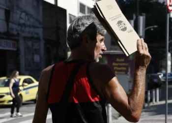 Defensorias acionam Justiça por medidas para enfrentar calor no Rio