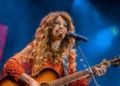 Elba Ramalho defende cantar forró como um ato político e revolucionário